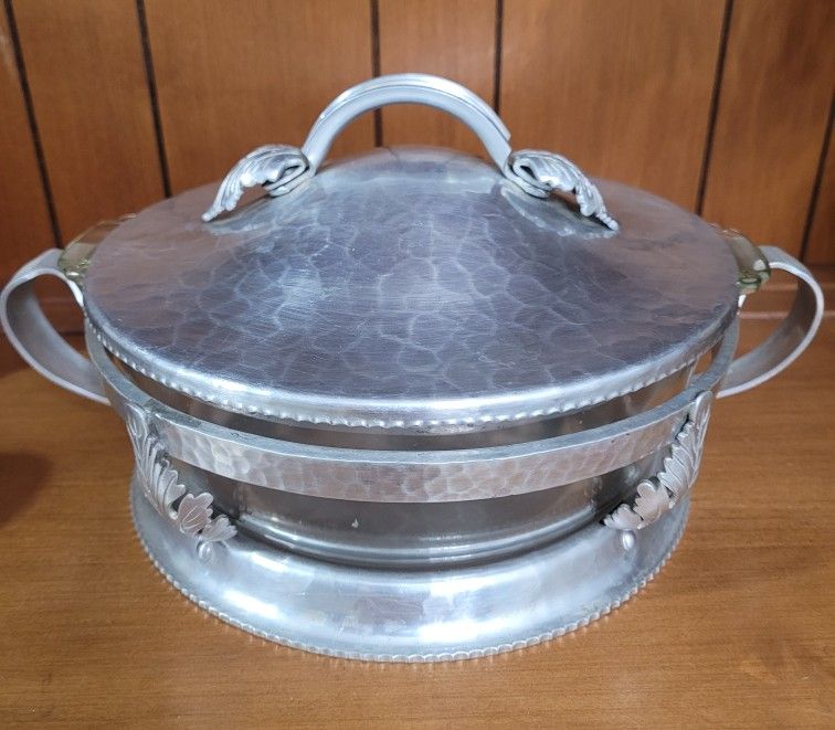 Vintage? SILVERLOOK 558 HAND WROUGHT HAMMERED DESIGN Covered Dish Pyrex Glass Insert bowl