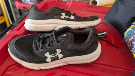 Boys size 5.5 under armour tennis shoes