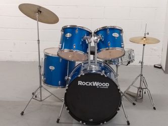 DRUM SET COMPLETE WITH ALL CYMBALS, STANDS, DRUM PEDAL, HARDWARE AND DRUM SEAT. READY TO PLAY. $200