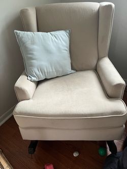 Cream colored rocker, perfect for baby nursery or any room in the house salad craftsmanship very nice chair