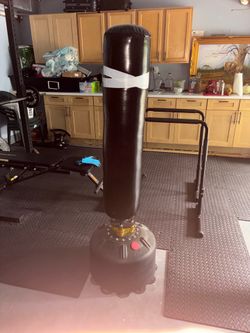 Freestanding heavy punching bag