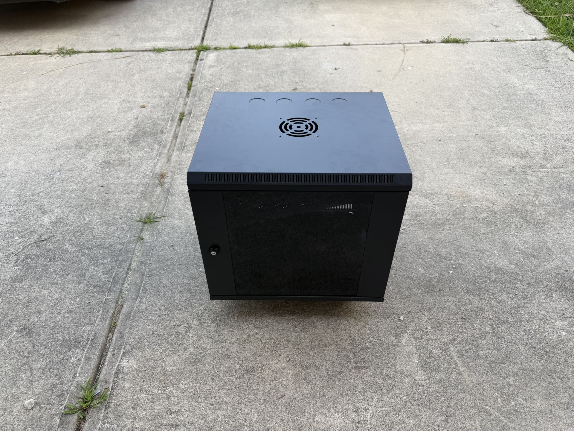 9U Wall/Floor Mount Network Server Rack Cabinet – Locking Door – Excellent Condition