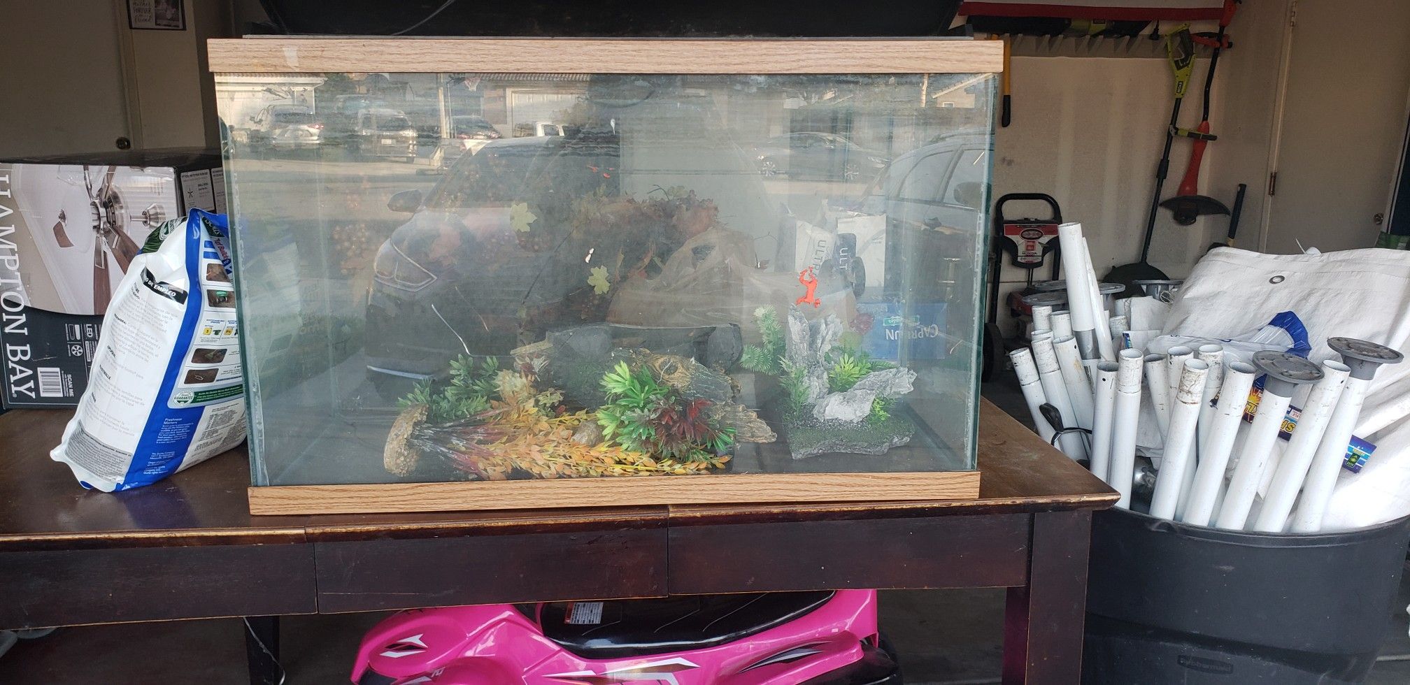 Fish tank with aquarium sequence