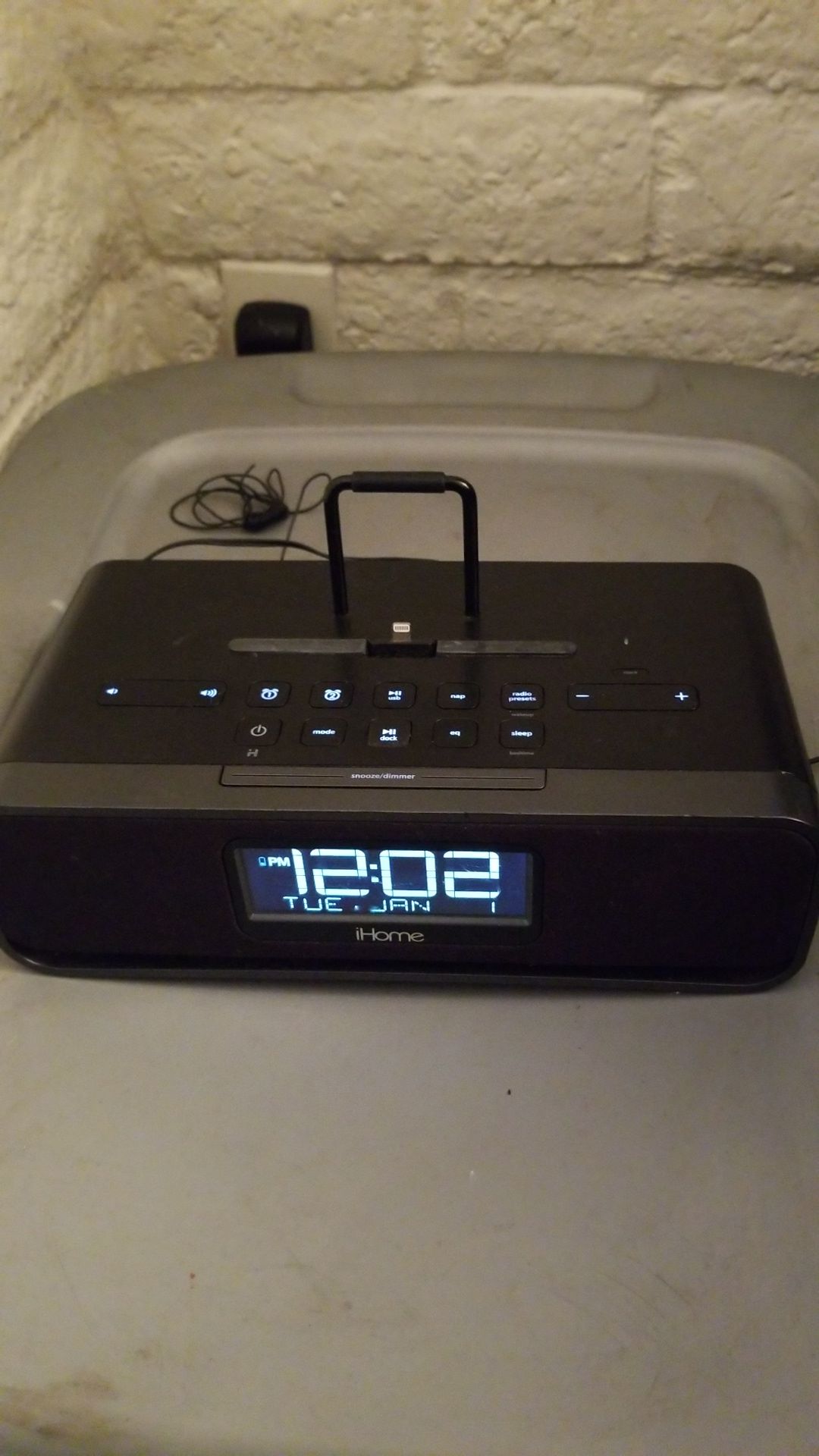 iHome iDL91 Dual Charging Stereo FM Clock Radio with Lightning Dock and USB Charger