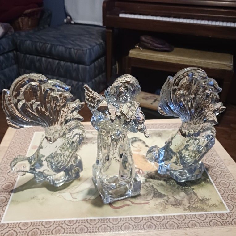 BEAUTIFUL VINTAGE  HEISEY ELEGANT  FIGHTING  ROOSTERS  CRYSTAL GLASS  FIGURINES  AND A  MIKASA  VIOLIN ANGEL 