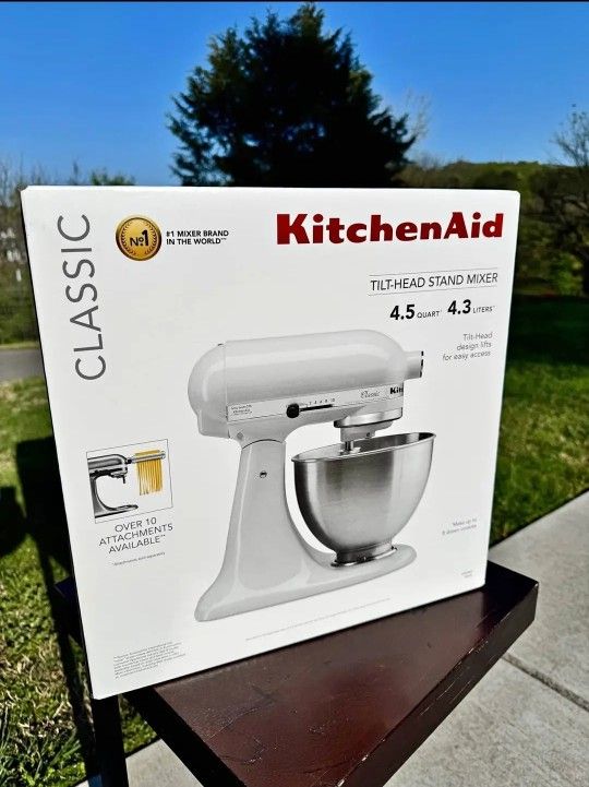 New KitchenAid Classic Series 4.5 Quart Tilt-Head White Stand Mixer