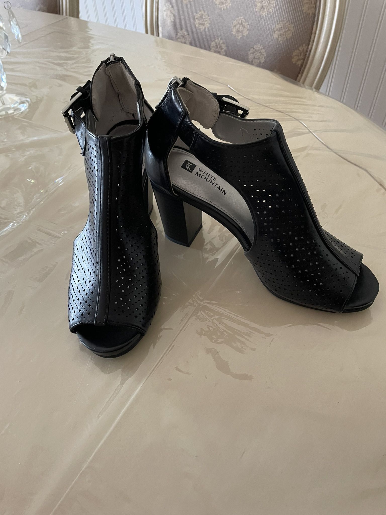 Women's high heel shoes. Size: 6.5M Fits 7.