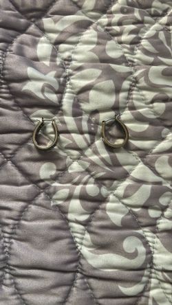 Silver earrings with a little diamond