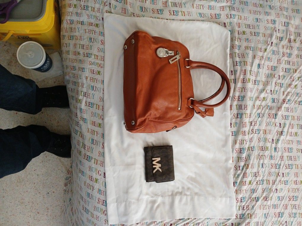 MICHAEL KORS PURSE AND & CLUTCH/ THROWING IN ANOTHER PURSE FOR FREE!!