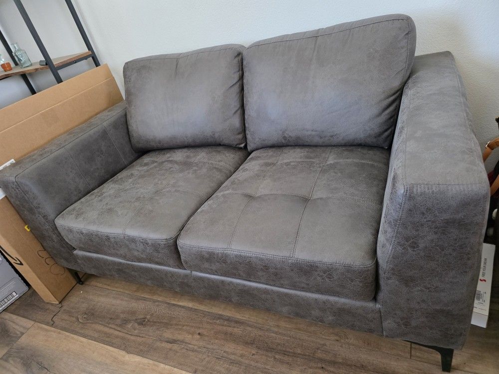 Hank Sofa in Badlands Cinerous
Set includes both sofas barely used