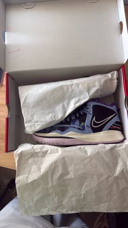 Kyrie 8 EP Men’s 9.5 basketball shoes.