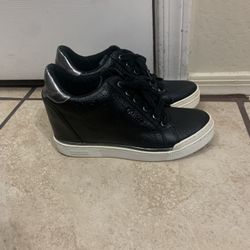 Black Guess Women’s Flowurs Sneakers, Size 81/2M
