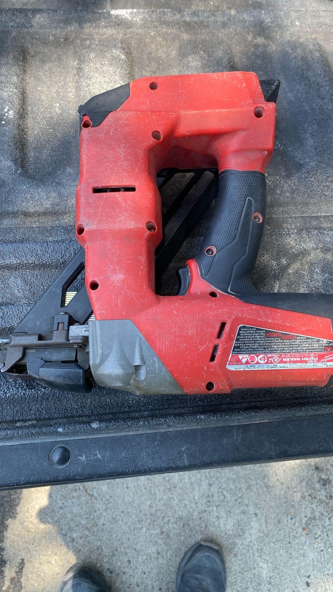 15GA Finish Nailer 2 1/2 Inch Nails