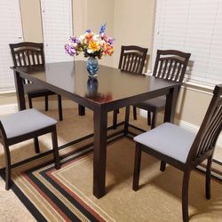 Beautiful Rectangular Table Set With 5 Matching Chairs 
