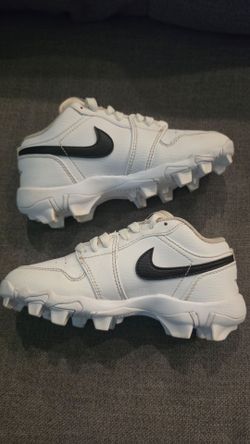 Football Cleats. Jordan 1's
Low top. white & black nike
Boys Size 1