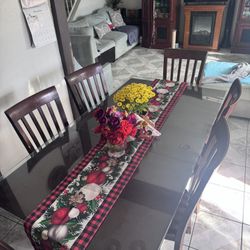 Wood Table With Tempered Glass Top/Mesa de madera con tapa de cristal templado