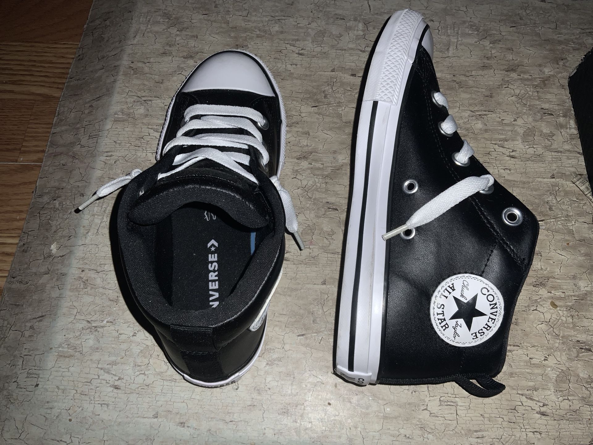 New Little Kids All Star Chuck Taylor Leather Sneakers Size 2.5 US