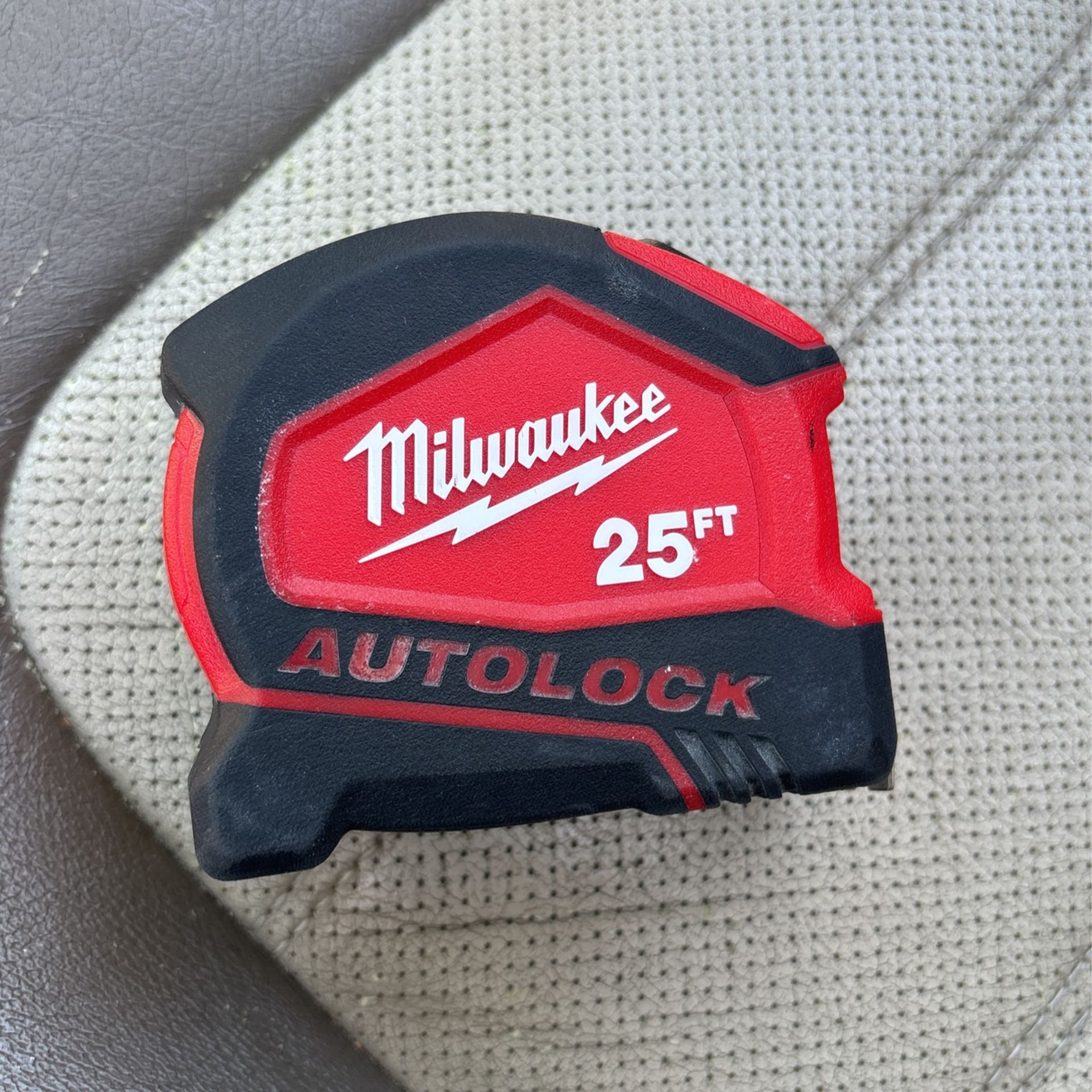 Milwaukee Auto lock 25’ Tape Measure