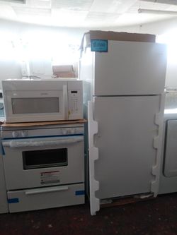 3pc set top and bottom fridge and gas stove & microwave new