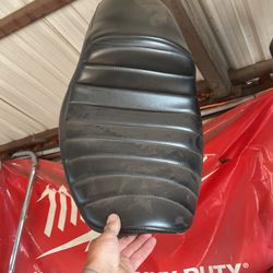 Imitation 2 Up Tuck Roll Seat 1999-05 Dyna