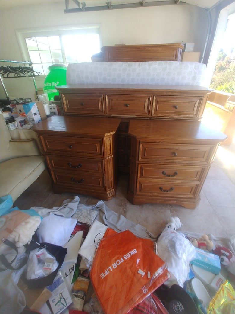 Like New Dresser 2 Nightstands And Mirror