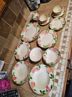 Very pretty set its a total of 20 pieces $50 OBO