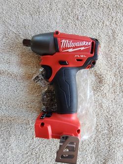 Milwaukee
M18 FUEL 18V Lithium-Ion Brushless Cordless 1/2 in. Impact Wrench w/ Pin Detent (Tool-Only)