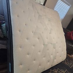 Like new KING matress. Beautyrest Harmony.
