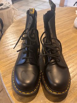 NEW Dr. Martens 1460 Harper Boots – Unisex– Never Worn