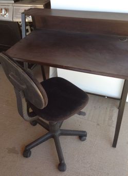 Escritorio y silla giratoria los dos $30.00
