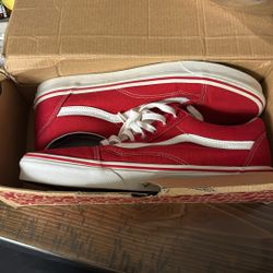 Red Vans Brand New Never Worn Size 11 45$