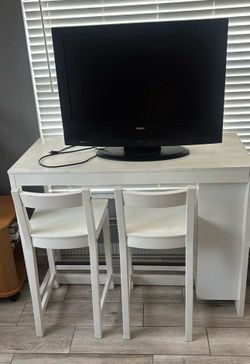 Table TV and 3 Stools