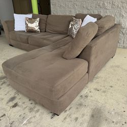 Free delivery 🚚 - 9ft X 7ft Sectional Couch