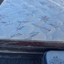 Brand New Queen Size Pillowtop Mattress Included Box Spring Free Delivery 