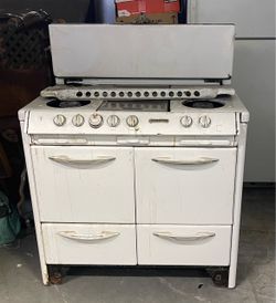 1045-1950 Vintage O’Keefe & Merritt Stove – Mid-Century Classic