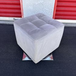 Swiveling Vanity Seat 