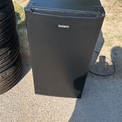 Mini Fridge W Freezer