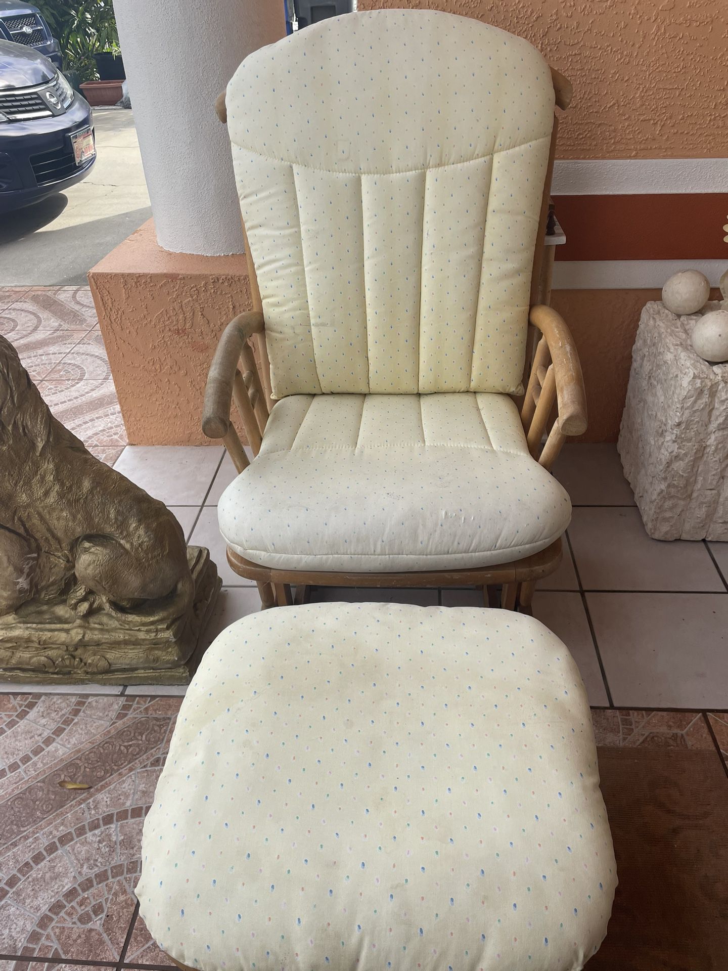 clean, wide and comfortable rocking chair with a paint that looks new with its bench to put your feet on