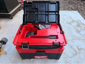 Pack out Milwaukee Vacuum 2.5 Gallon 18v