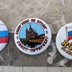 3 Vintage souvenir pins