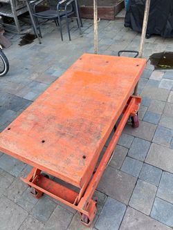 Heavy duty Hydraulic lift table (both manual and air compressor operated) Located in concord Good condition. Just need to be cleaned Measures 39”