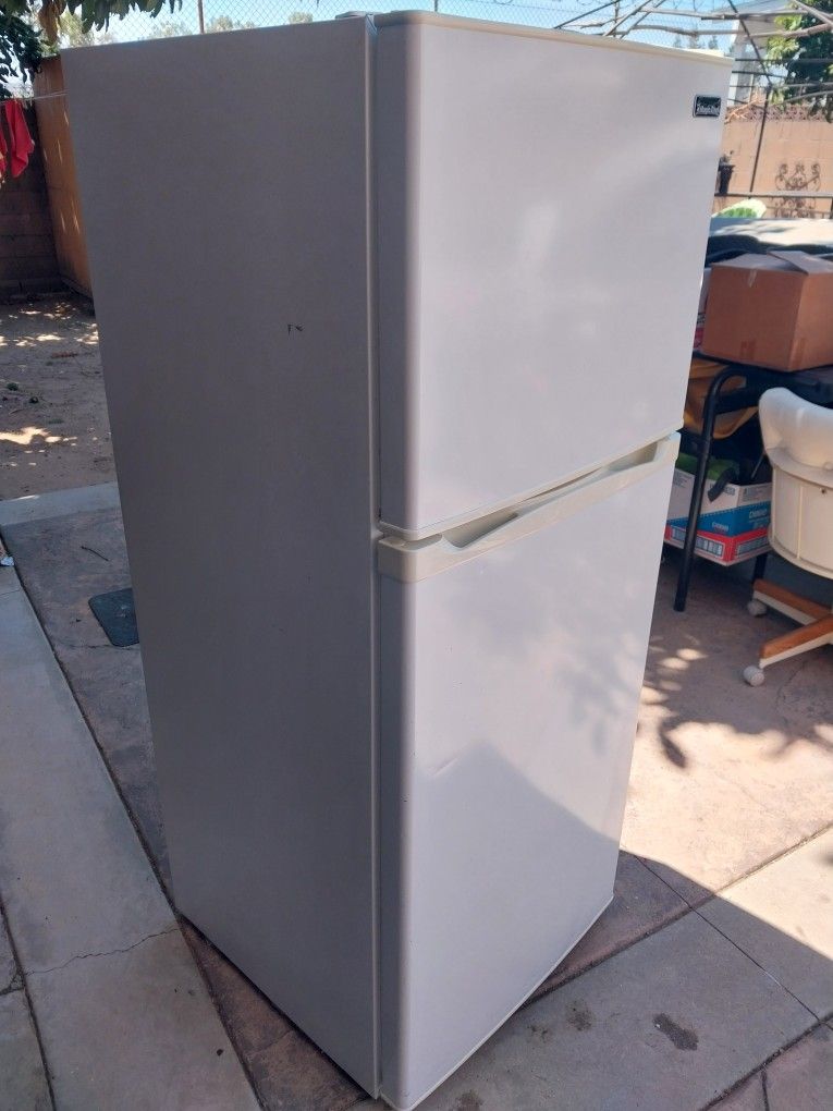 MEDIUM FRIDGE IN EXCELLENT WORKING CONDITION MAGIC CHEF BRAND ONLY USED ABOUT A  YEAR  AND 1/2