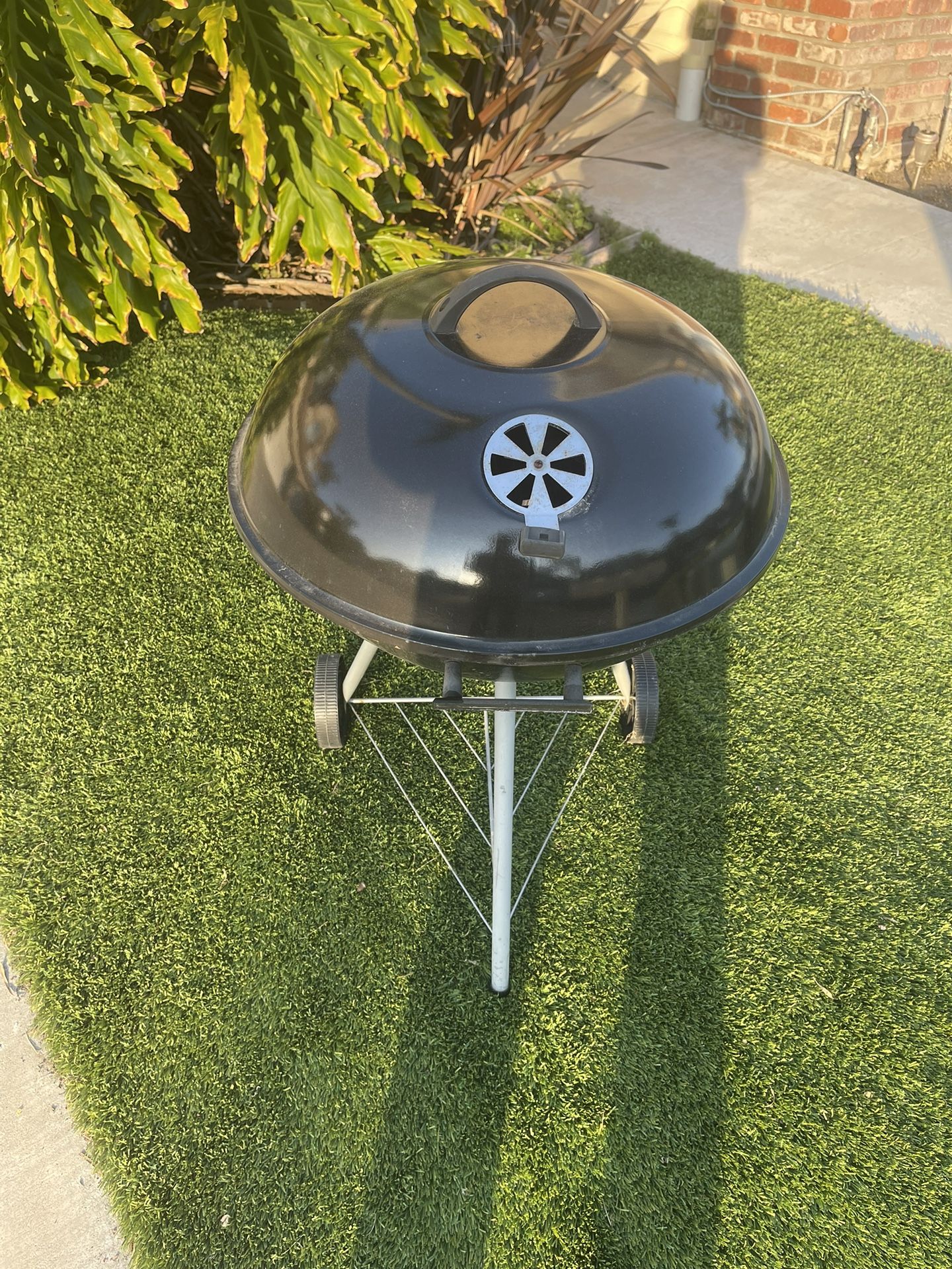 22 in. Kettle Charcoal BBQ Grill In Black