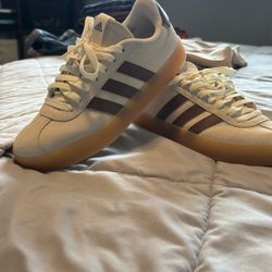 WOMENS 7 1/2 ADIDAS Shoes 