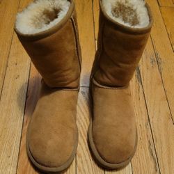 UGG Classic Short Boots - Women's Size
