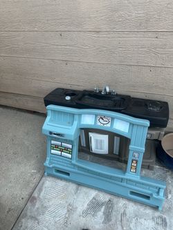 Free kids kitchen. Needs screws