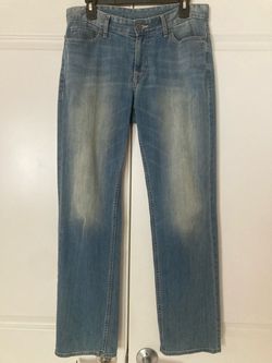 Brand New! Light wash Calvin Klein Jeans with a straight leg cut, button and zip fly closure, and five-pocket styling. Men Size 32x30.