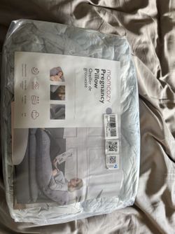 Pregnancy pillow (Momcozy)