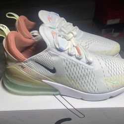 NEW Nike Air Max 270 sneakers (Size 12)