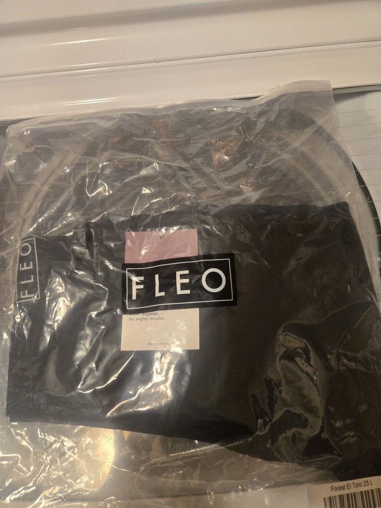Fleo Leggings Size large